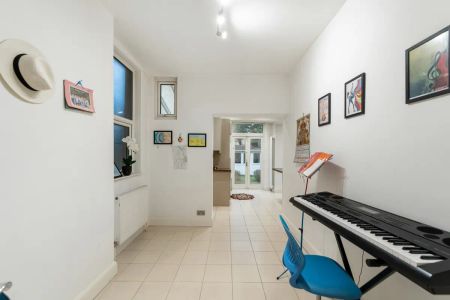 5 bedroom house in London - Photo 4