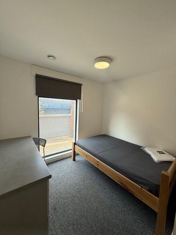 1 bedroom in a flat share to rent - Photo 2