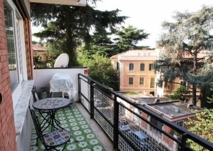 Aventino-S.Saba: Brand new 3 Bedroom, 3 bath, spacious triple living-dining room, modern kitchen, large balconies. Air conditioning, alarm, lots of natural light, located on quiet tree lined street walking distance to all services, metro, FAO. Ref 2057