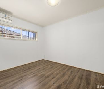 Ideally located three bedroom residence in quiet location - Photo 2