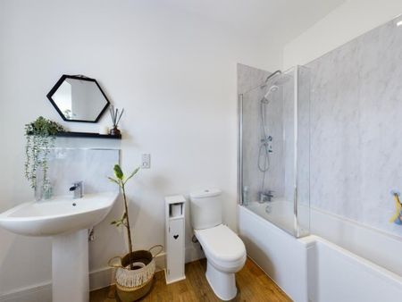 3 bedroom semi-detached bungalow to rent - Photo 4