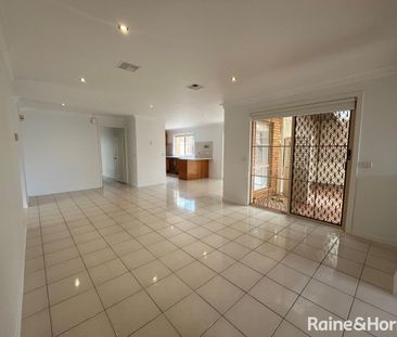 LARGE FAMILY HOME - Photo 2