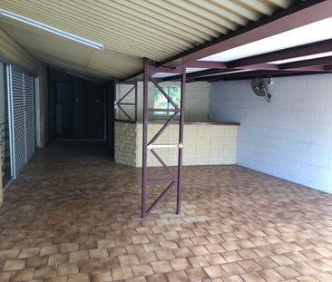 Large Family Home! - Photo 3