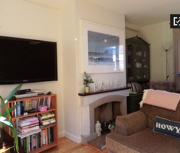 Room for rent in 2-bedroom house in Ballygall, Dublin - Photo 4