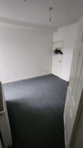 3 bedroom flat to rent - Photo 4