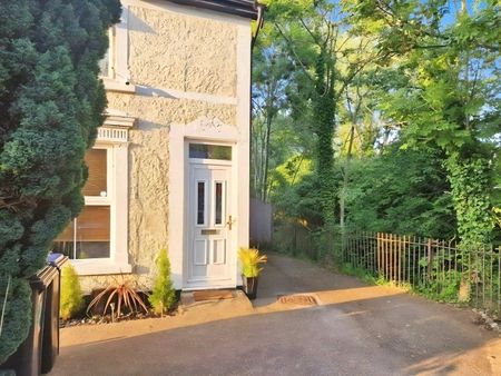 Alexandra Road, Addlestone, Surrey, KT15 2PQ - Photo 2