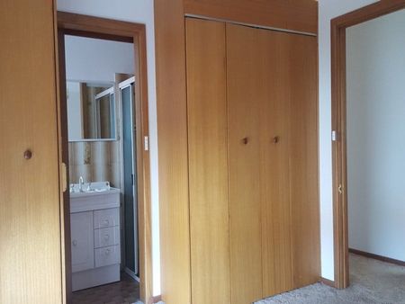 Prime Location! Beautiful 3 Bedroom Home Ready for You - Photo 5