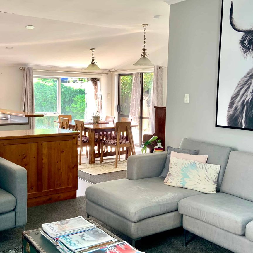 Fully Furnished Spacious Sundrenched Bungalow! - Photo 1