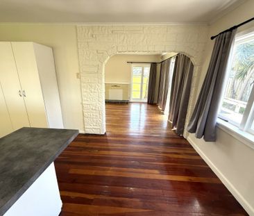 Family-Friendly 3-Bedroom Home with Large Yard - Photo 3