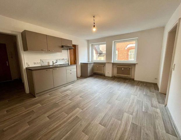Renovierte 2,5- Zimmerwohnung mit Einbauküche in Neustadt! - Photo 1
