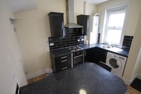 3 bedroom end of terrace house to rent - Photo 4
