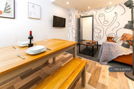 1 bedroom in a house share to rent - Photo 2