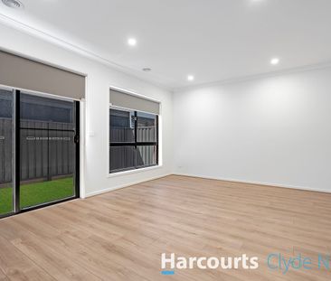 Spacious 3 Bedroom in Evergreen with TWO Living Spaces! - Photo 6