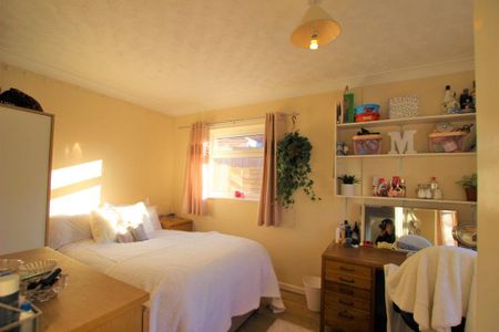 4 bedroom semi-detached house to rent - Photo 5