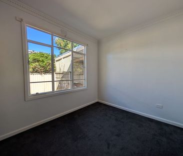 4 Huntington Street: Modernized Comfort Near Schools and Shops - Photo 5