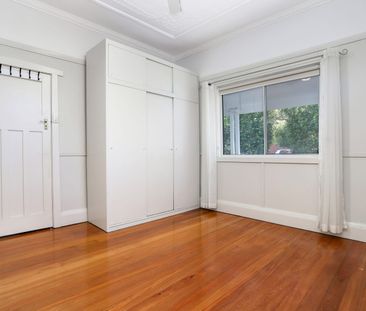 MODERN COTTAGE IN HEART OF PENRITH CBD - Photo 4