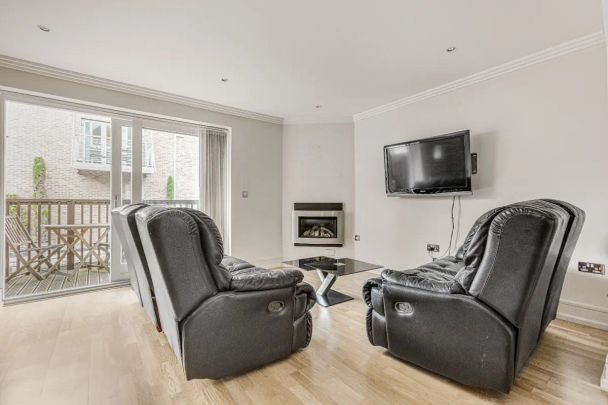 5 bedroom house in Brentford - Photo 1