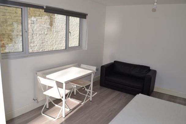 Studio Flat, Albert Road, IG1 - Photo 1
