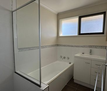 Three Bedroom Brick Veneer - Photo 4