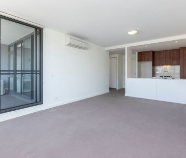 Light filled North facing one bedroom apartment with parking - Photo 2