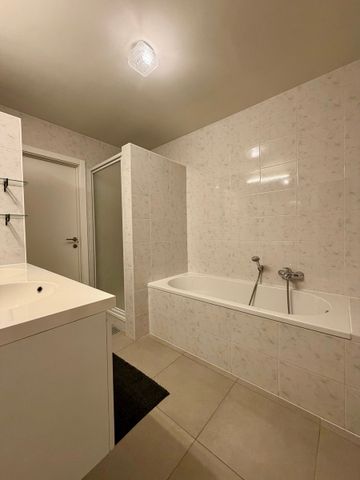 Zeer knap, ruim appartement met 2 slpks en garage - Photo 2