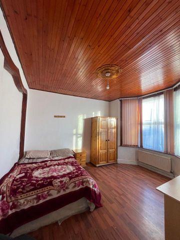 1 bedroom in a house share to rent - Photo 2