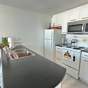 Bright and Stylish 1 Bed + Den 1 Bath Corner Suite with City & Water V - Photo 2