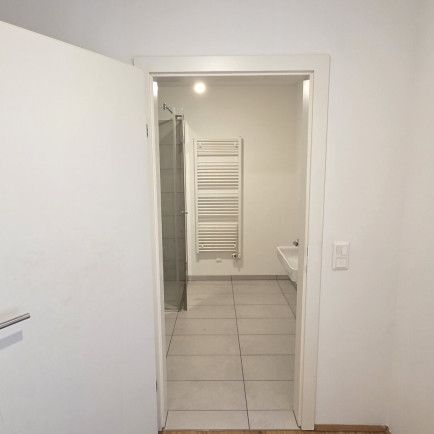 Im 5. Liftstock mit Balkon: Moderne und helle 2 Zimmer Wohnung / Ab sofort verfügbar - Photo 1