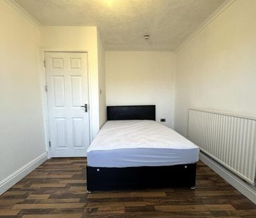 4 bedroom end of terrace house to rent - Photo 6