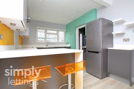 4 Bed property for rent - Photo 4
