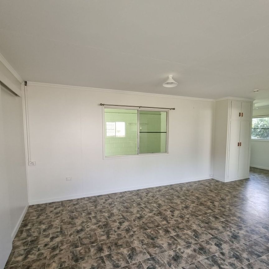 3 BEDROOM BLOCK HOME - Photo 1