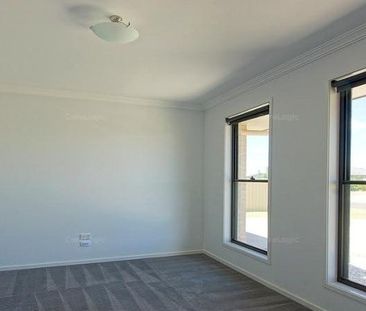 Modern Family Home in Quiet Oakey - Photo 2