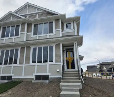 Modern House with an overlooking view | Calgary - Photo 1