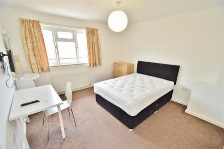 4 bedroom terraced house to rent - Photo 4