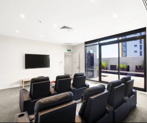 Stunning 2 Bedroom Apartment - East Facing! - Photo 1