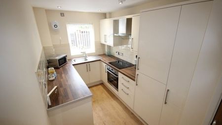 4 Bed Semi-Detached House, Broom Walk, S3 - Photo 3