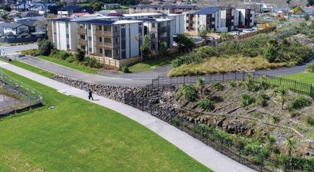 Corner 2 Bedroom Apartment with Large Deck – Mt Albert - Photo 2