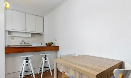 Stylish & Sunlit Apartment Opposite Caulfield Park - Photo 4