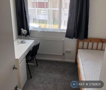 4 bedroom end of terrace house to rent - Photo 3