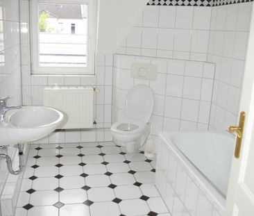 Sanierte Altbauwohnung im Dachgeschoss in ruhiger Seitenstraße mit ... - Photo 1