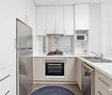 1005/639 Little Bourke Street - Photo 3