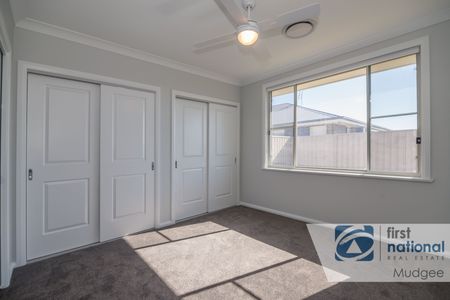 BEAUTIFUL FAMILY HOME - Photo 4