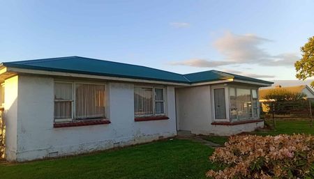 Under renovation- 3 bedroom- Garaging plus!! - Photo 2