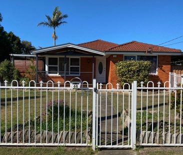 Spacious Home with Swimming Pool - Photo 2