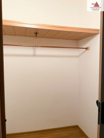 Großzügige 2-Raum-Wohnung in zentrumsnaher Lage von Annaberg mit Einbauküche und PKW-Stellplatz! - Photo 2