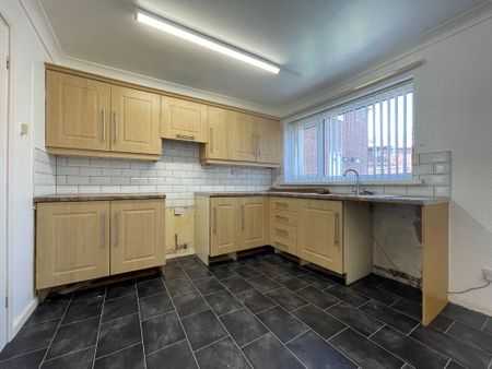 3 bedroom semi-detached house to rent - Photo 3