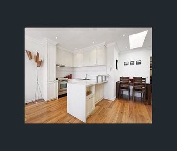 Two bedroom apartment perfectly located - Photo 1