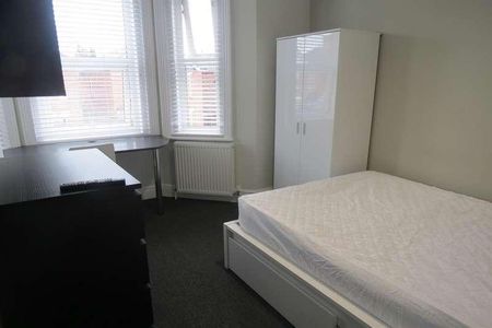 Bedroom Detached House In Winton, BH9 - Photo 2