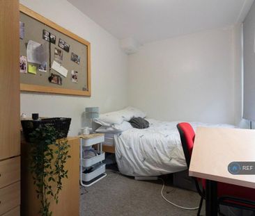 1 bedroom in a house share to rent - Photo 2