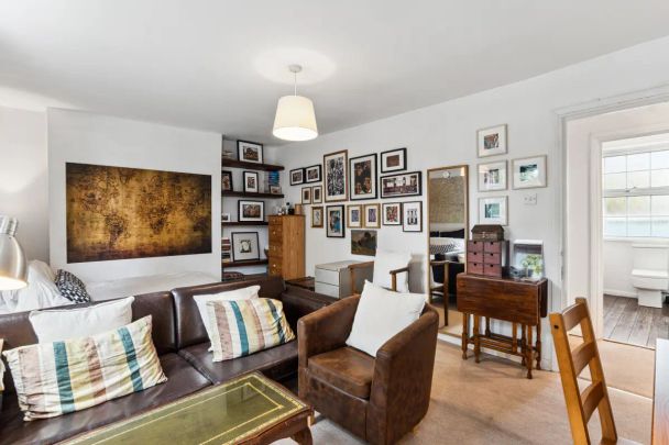 1 bedroom flat in London - Photo 1